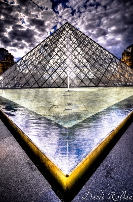 "Louvre Pyramid, Paris" de David Roldn