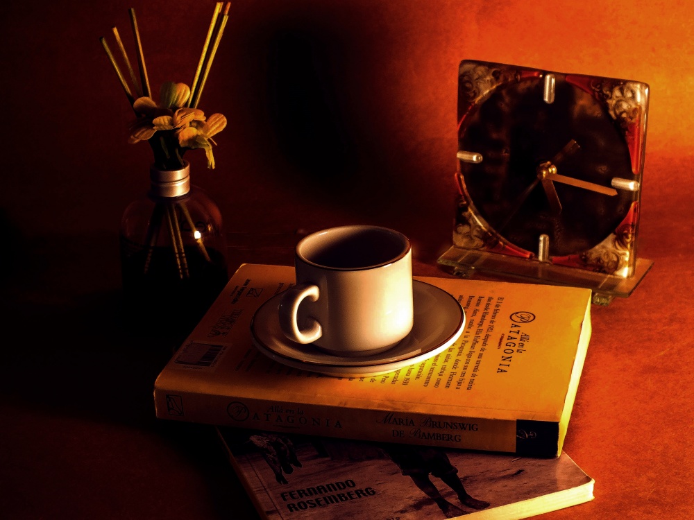 "un libro y un cafe......." de Mario Edgardo Avila