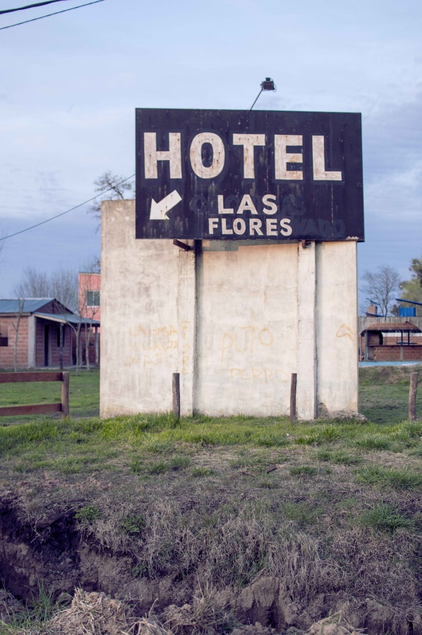"hotel la flores" de Pistara Emanuel