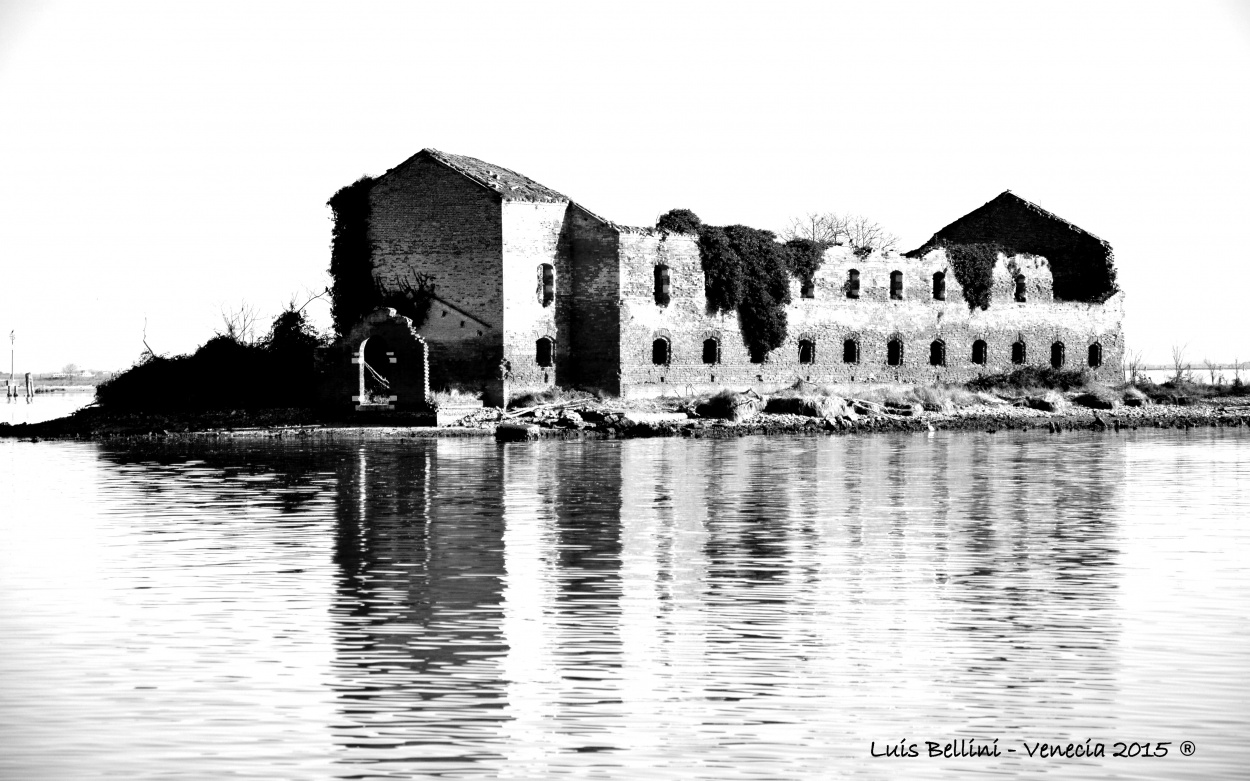 "Convento Abandonado en ByN" de Luis Alberto Bellini