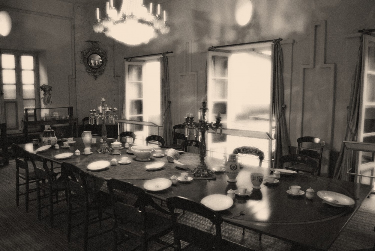 "`Sala Comedor del siglo XIX`" de Danny Mclean