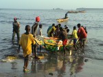Cayuco en la playa de Dakar