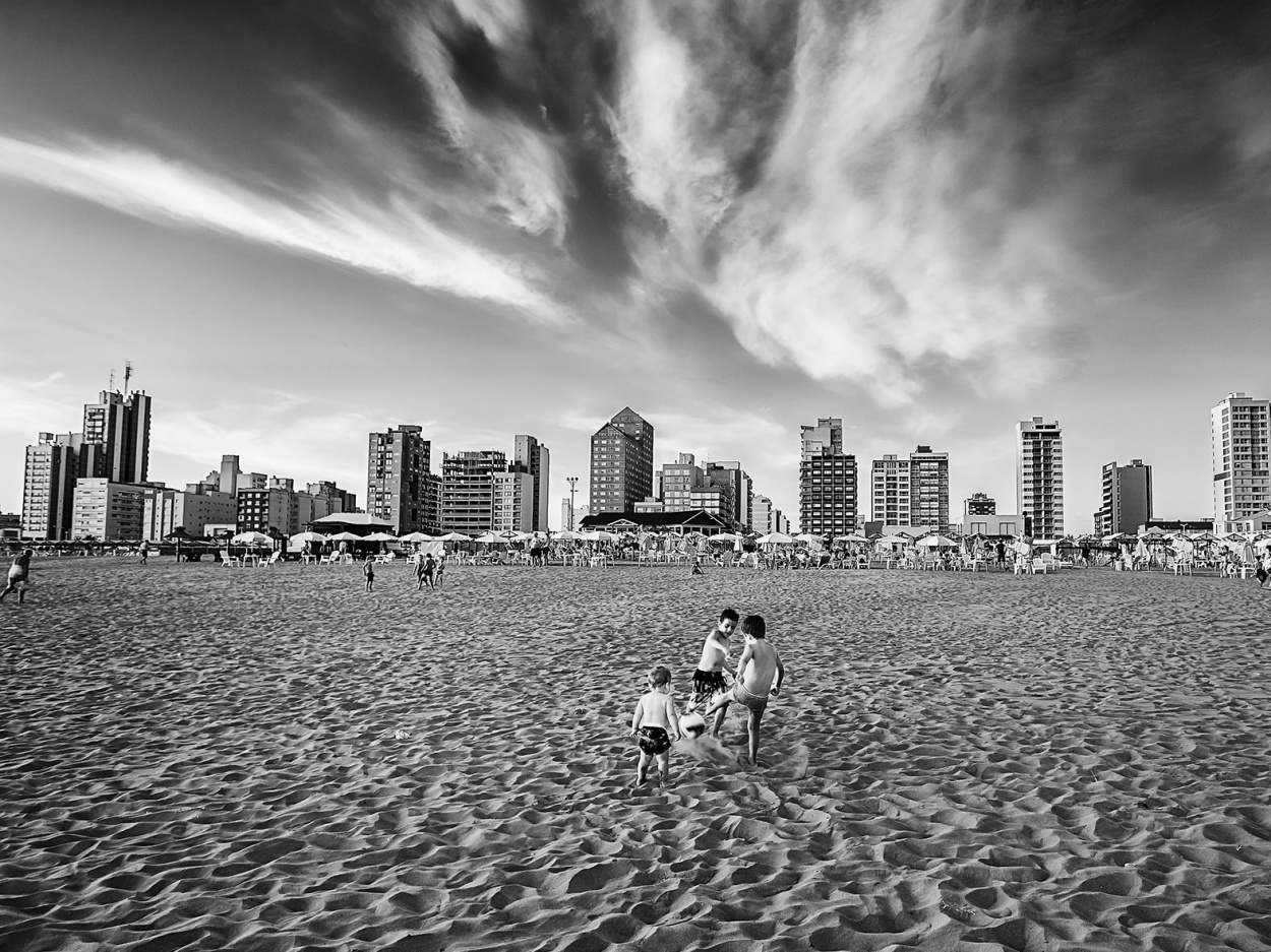 "juegos de playa" de Jose Luis Anania