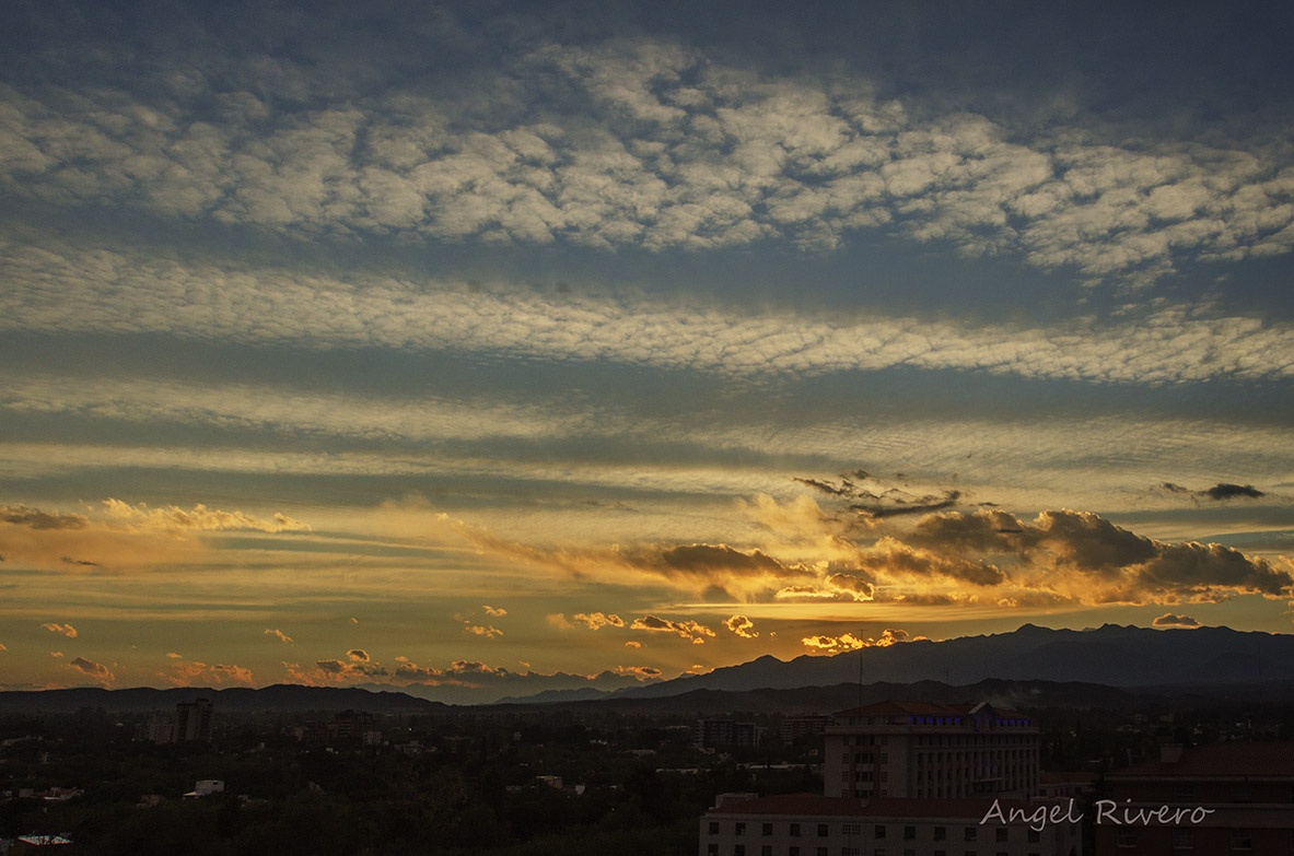 "Anochece en Mendoza" de Angel Rivero