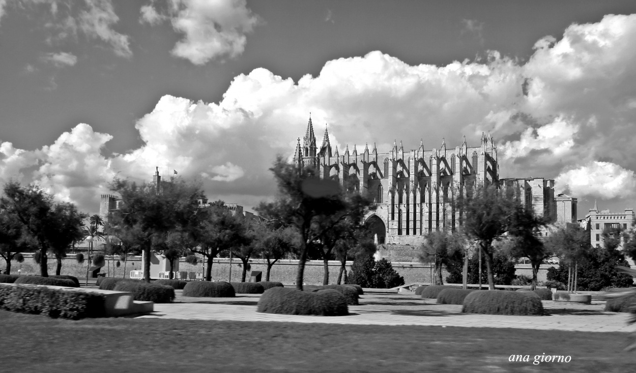 "Nubes sobre la Catedral" de Ana Giorno