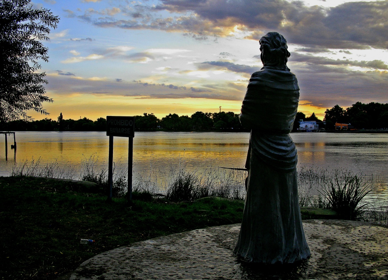 "Mujer mirando el ro" de Jorge Zanguitu Fernandez