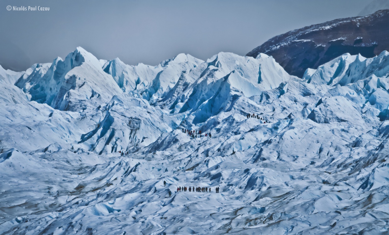 "Trekking sobre el glaciar" de Nicolas Paul Cazau