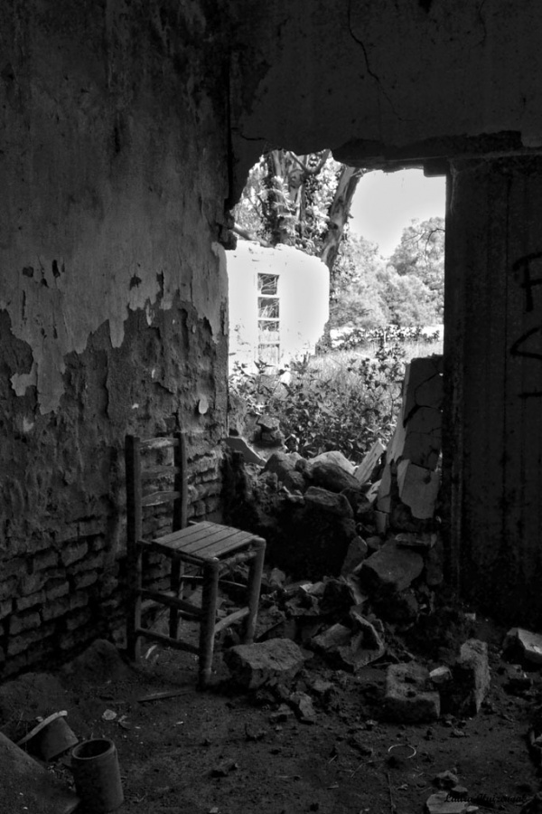 "La silla sigue esperando. Las paredes no..." de Laura Noem Huizenga