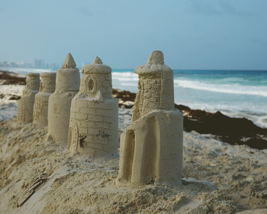 "Castillos de arena abandonados" de Mara Elices