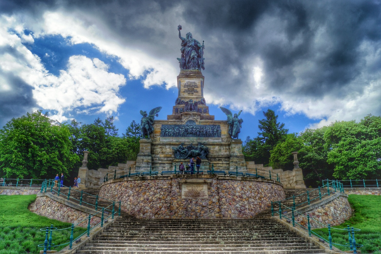"Monumento Niederwalddenkmal" de Sergio Valdez