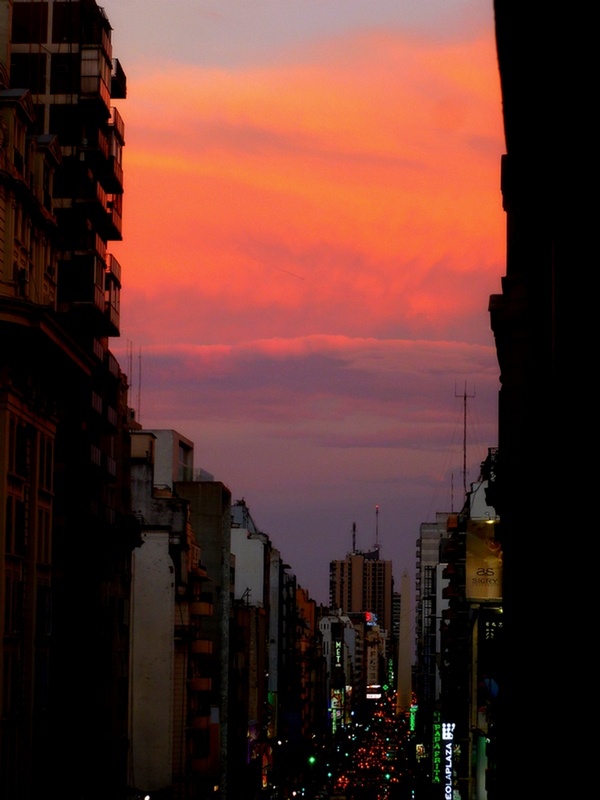 "Sobre la Avenida Corrientes." de Carlos E. Wydler