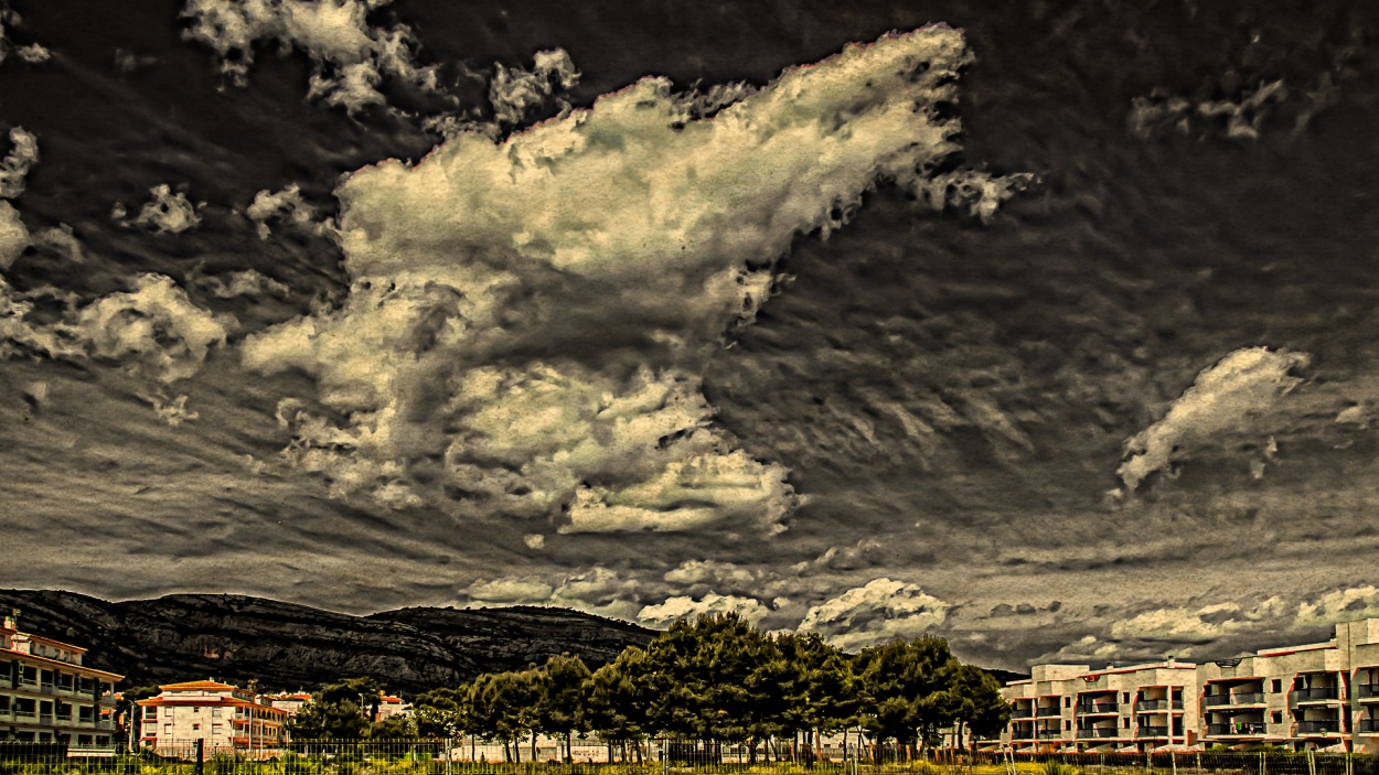 "Pinos bajo nubes" de Juan Beas