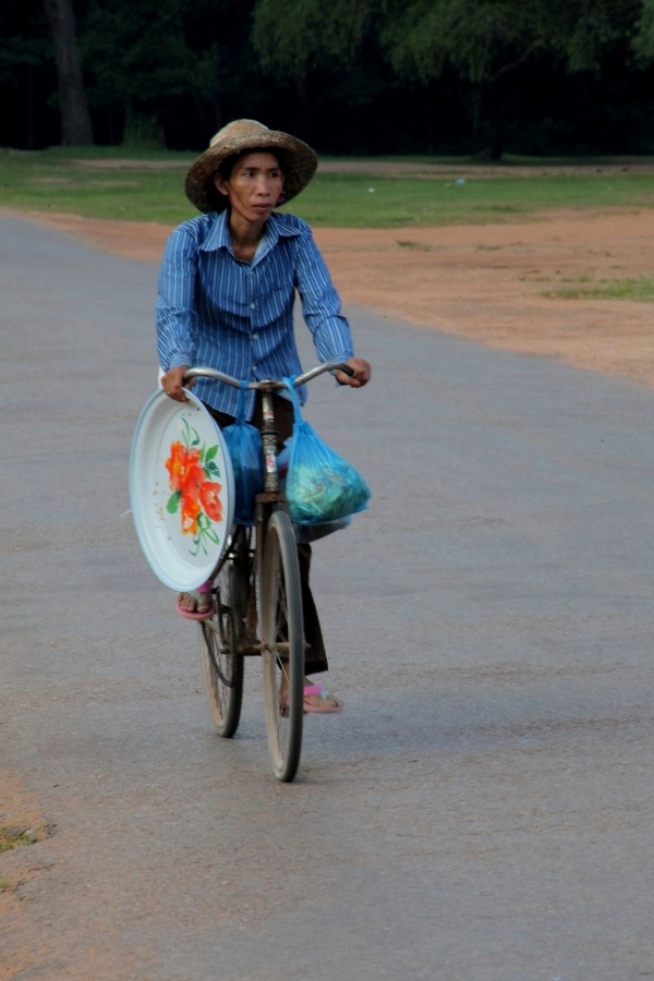 "Ciclista camboyana" de Francisco Luis Azpiroz Costa