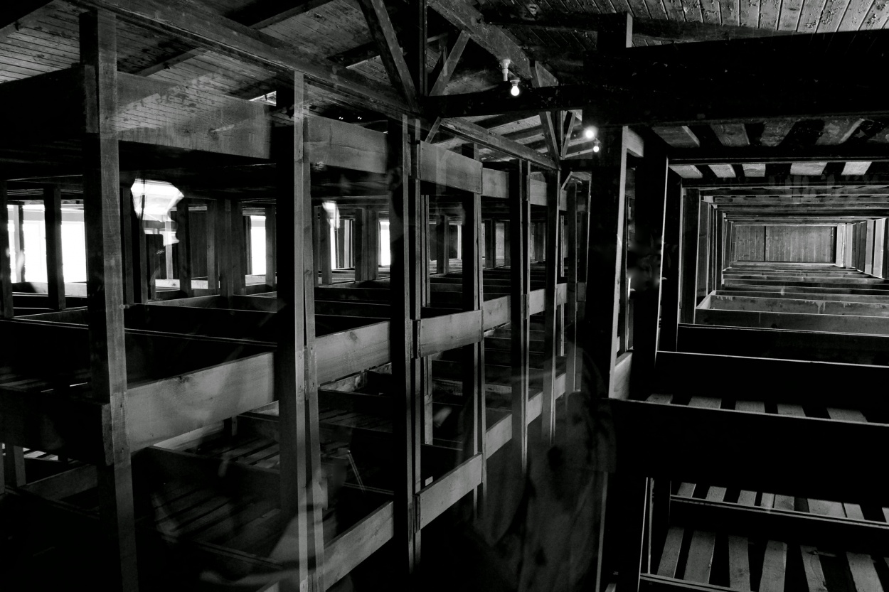 "Durmiendo apilados...Sachsenhausen" de Sergio Valdez