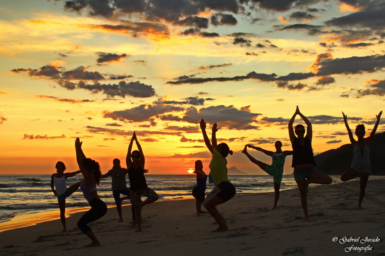 "Yoga en la playa" de Gabriel Adrian Jurado