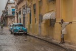 El hombre, los autos, la magia de la Habana Vieja