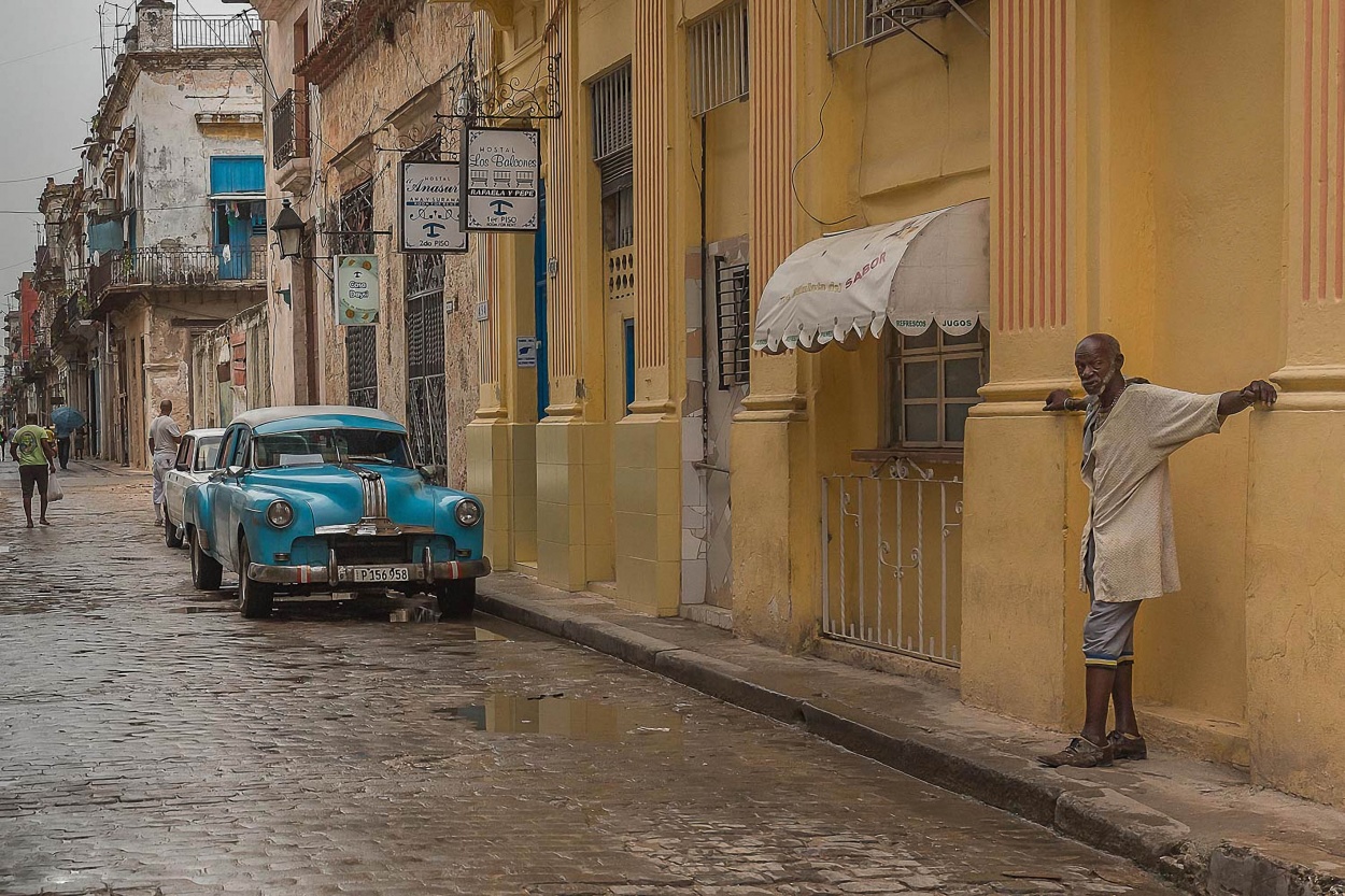 "El hombre, los autos, la magia de la Habana Vieja" de Carlos Gianoli