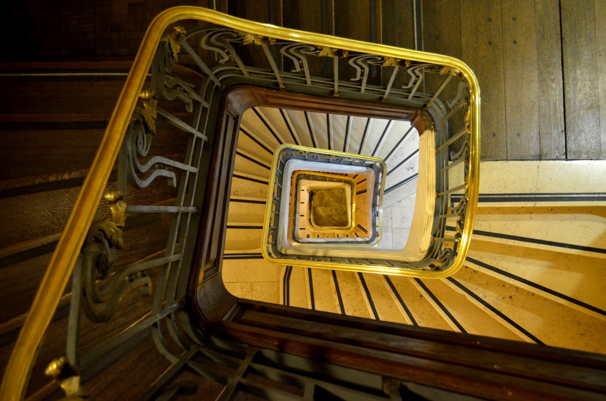 "Por las escaleras" de Fernan Godoy