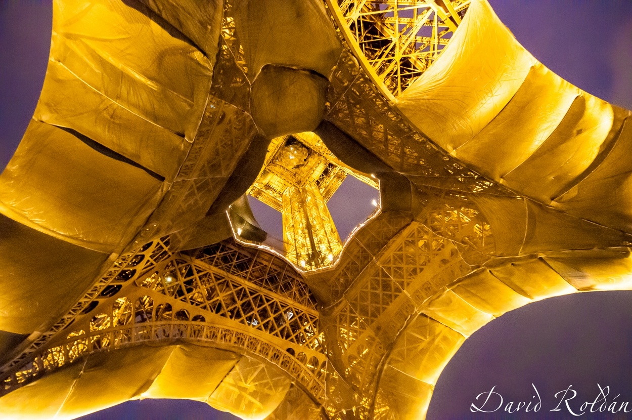 "bajo la falda de la torre Eiffel" de David Roldn