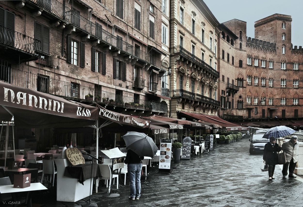 "Bajo la lluvia en Siena II" de Viviana Genta
