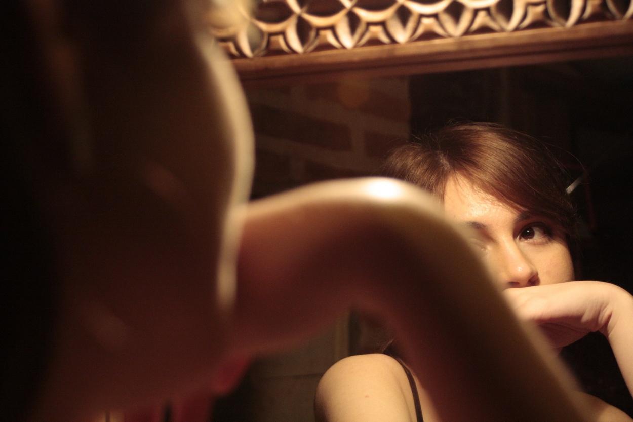 "`A travs del espejo...`" de Andrea Clara Broggi