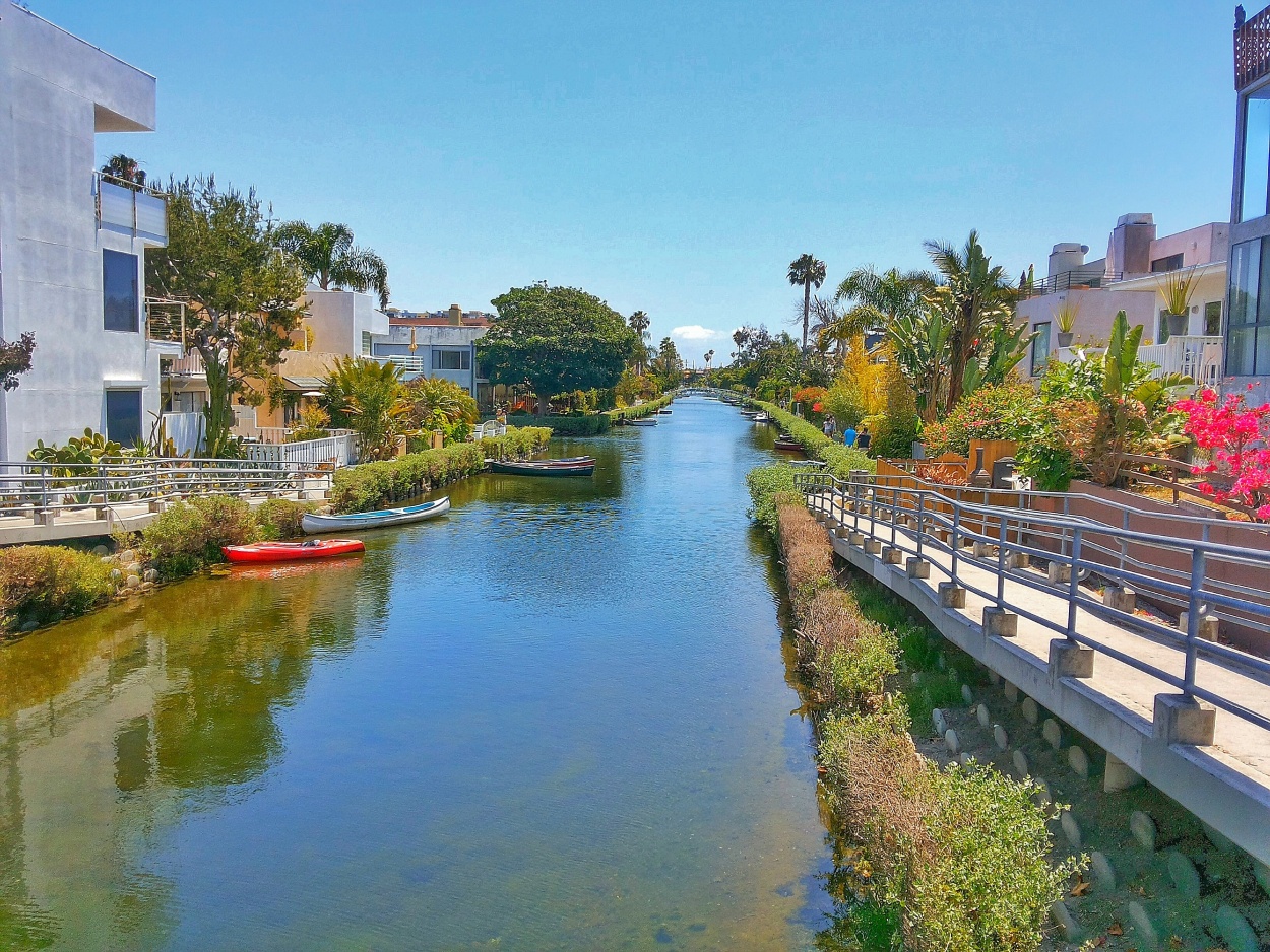 "Recorriendo los canales de Venice Beach, CA." de Sergio Valdez