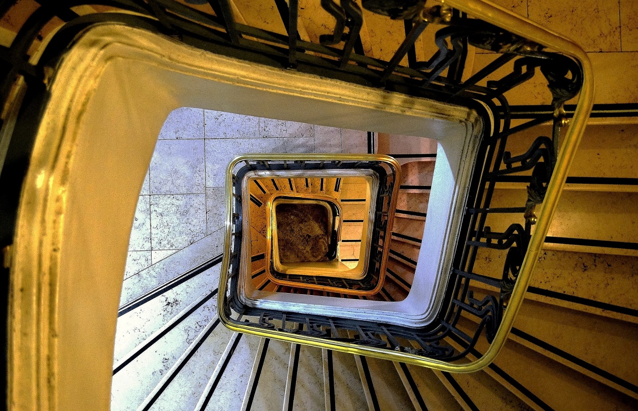 "Hacia abajo, por escaleras." de Fernan Godoy