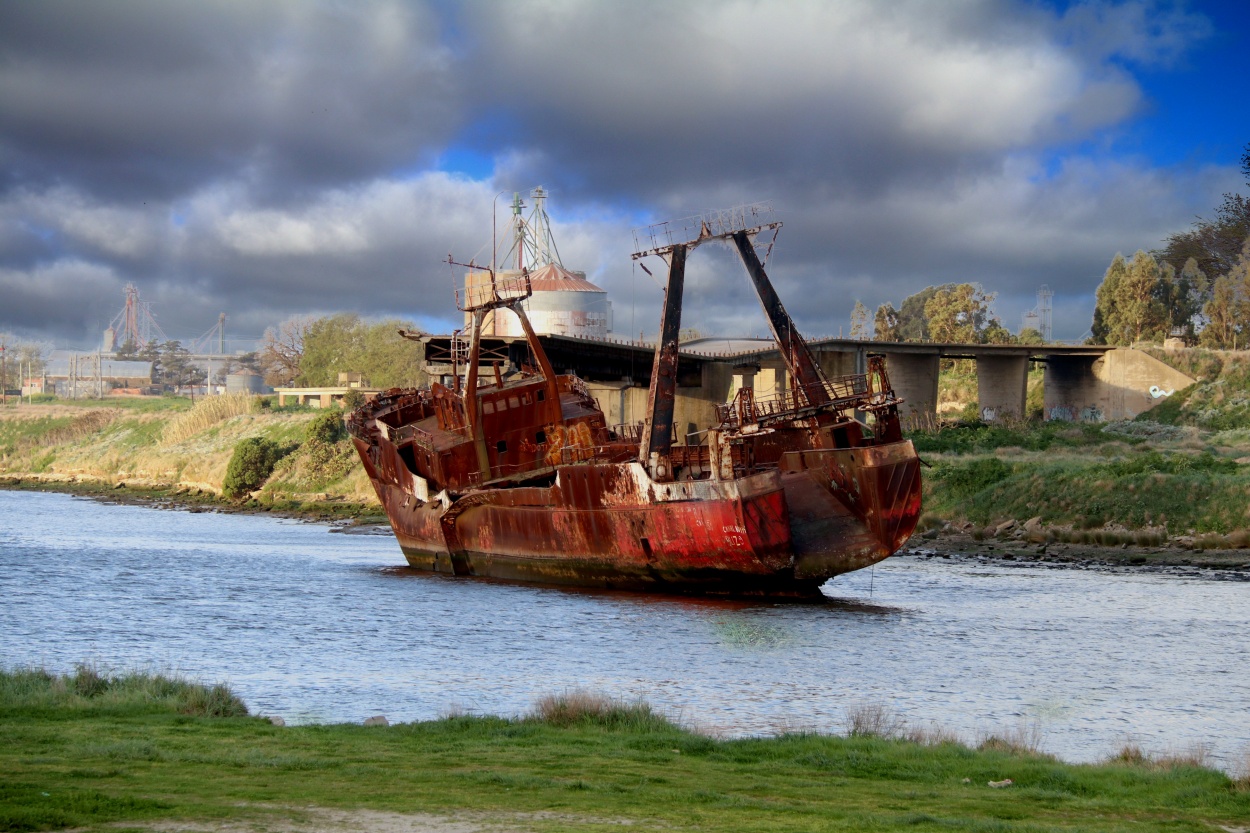 "Viejo barco varado..." de Juan Carlos Barilari
