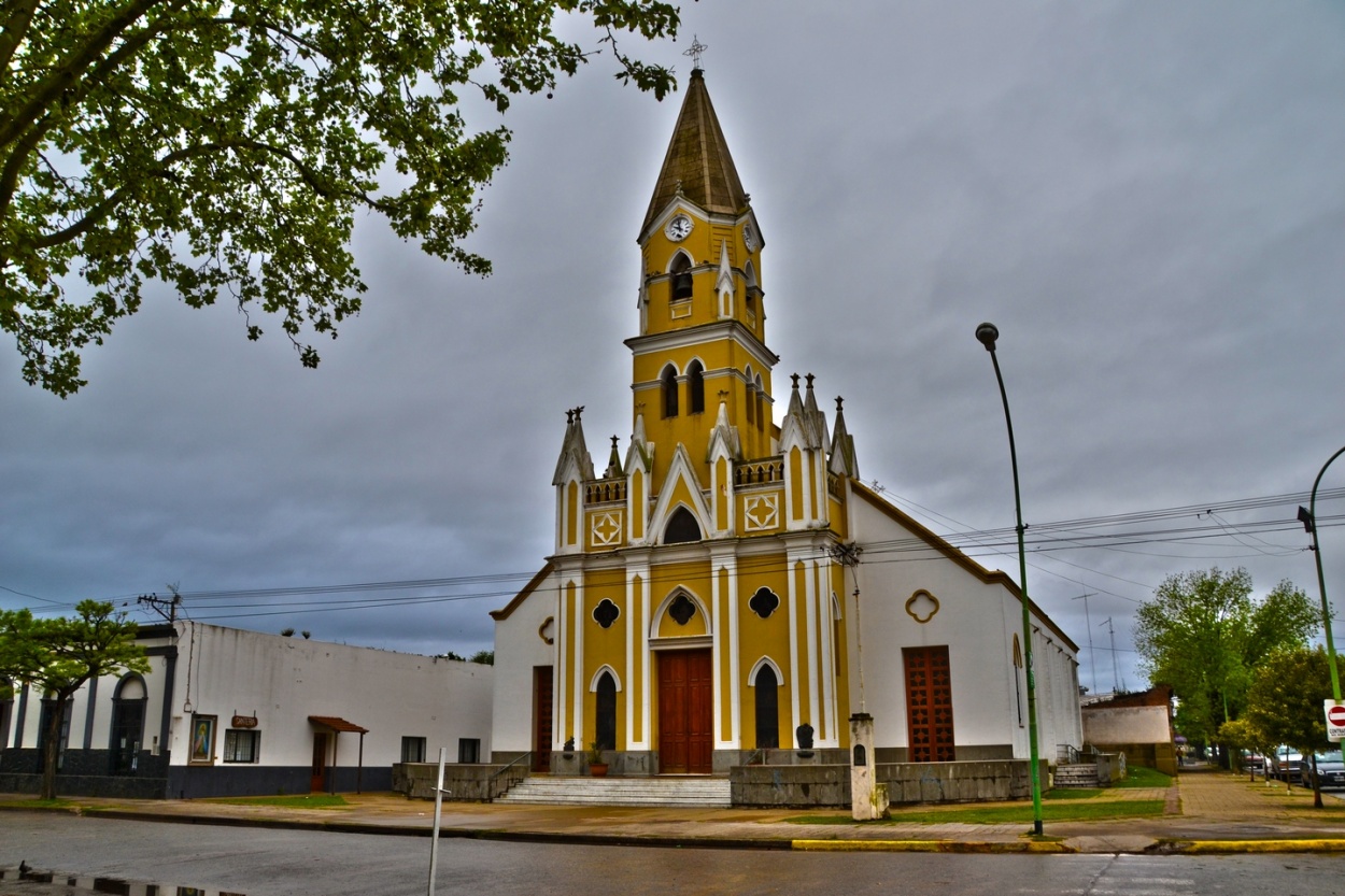 "La iglesia del pueblo" de Carlos D. Cristina Miguel