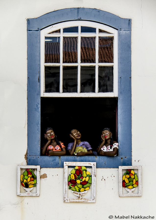 "Asomadas a la ventana" de Mabel Nakkache