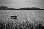 El bote solitario en blanco y negro
