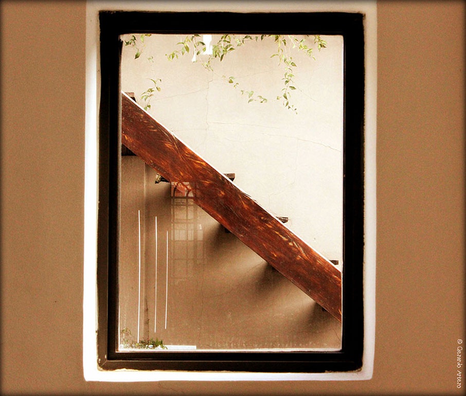 "La ventana que escucha tus pasos." de Gerardo Artero