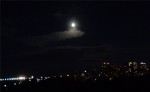 luna llena sobre la ciudad