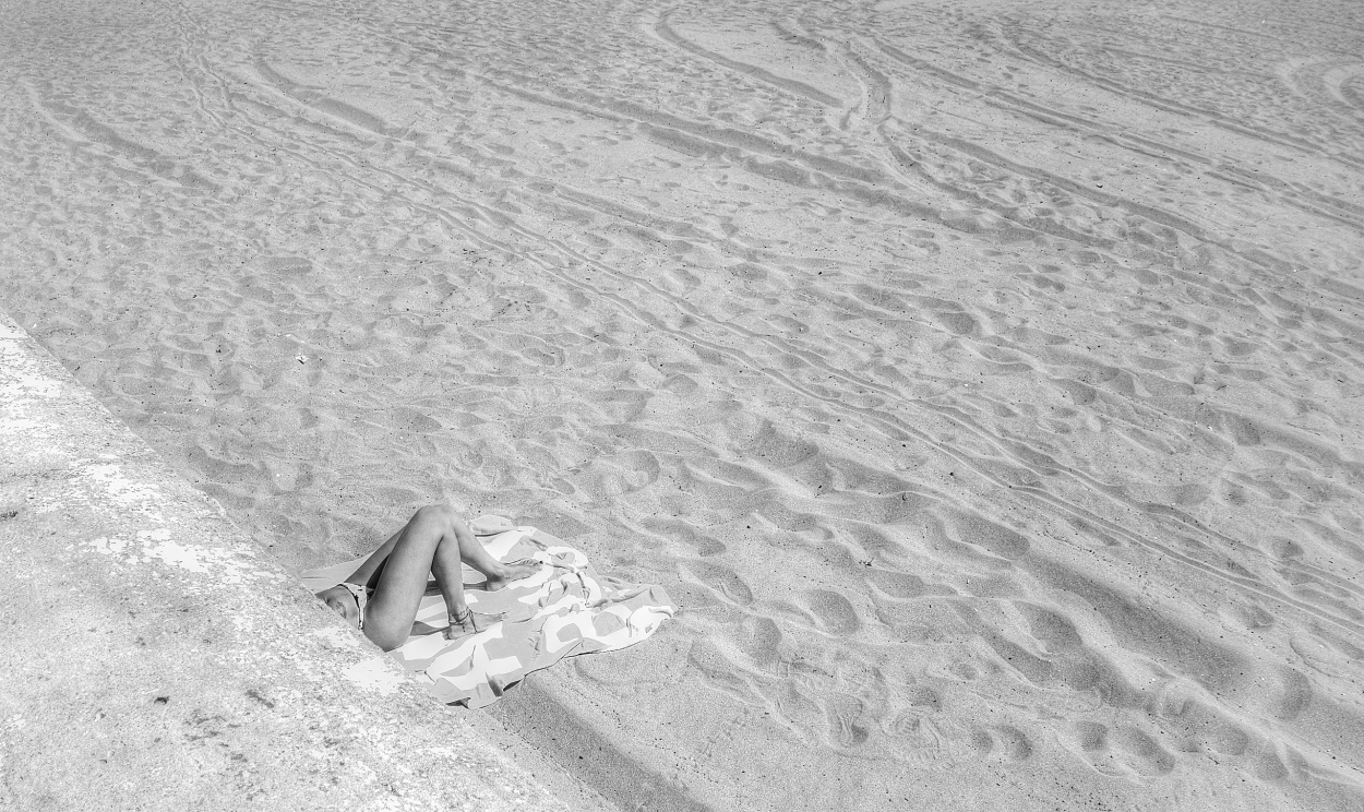 "Hay medio cuerpo en la playa" de Christian Gonzlez