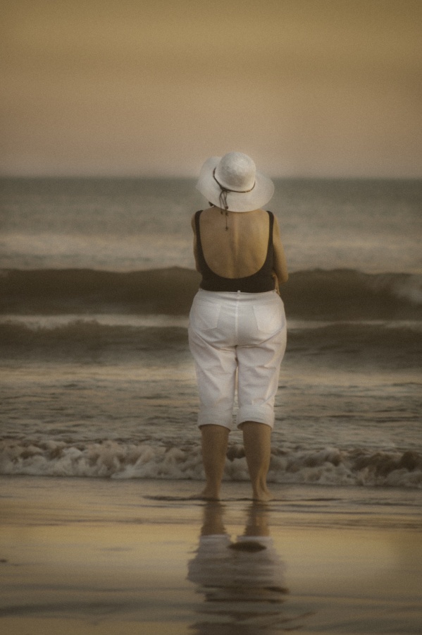 "Frente al Mar" de Lorna Aguirre