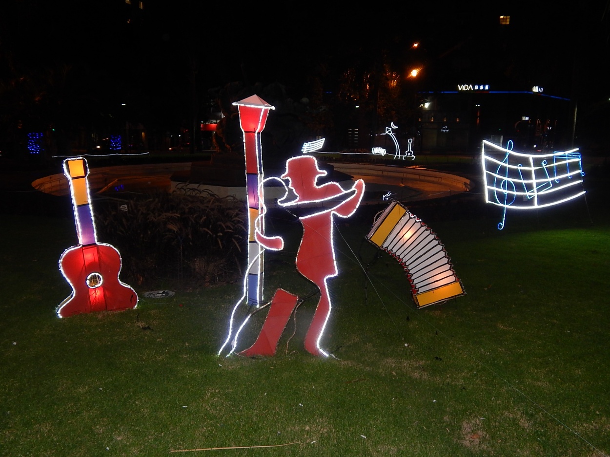 "Siluetas musicales en la Plaza del Entrevero" de Jos Luis Mansur