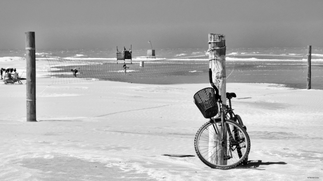 "La bicicletas son para el verano" de Hernan Livio