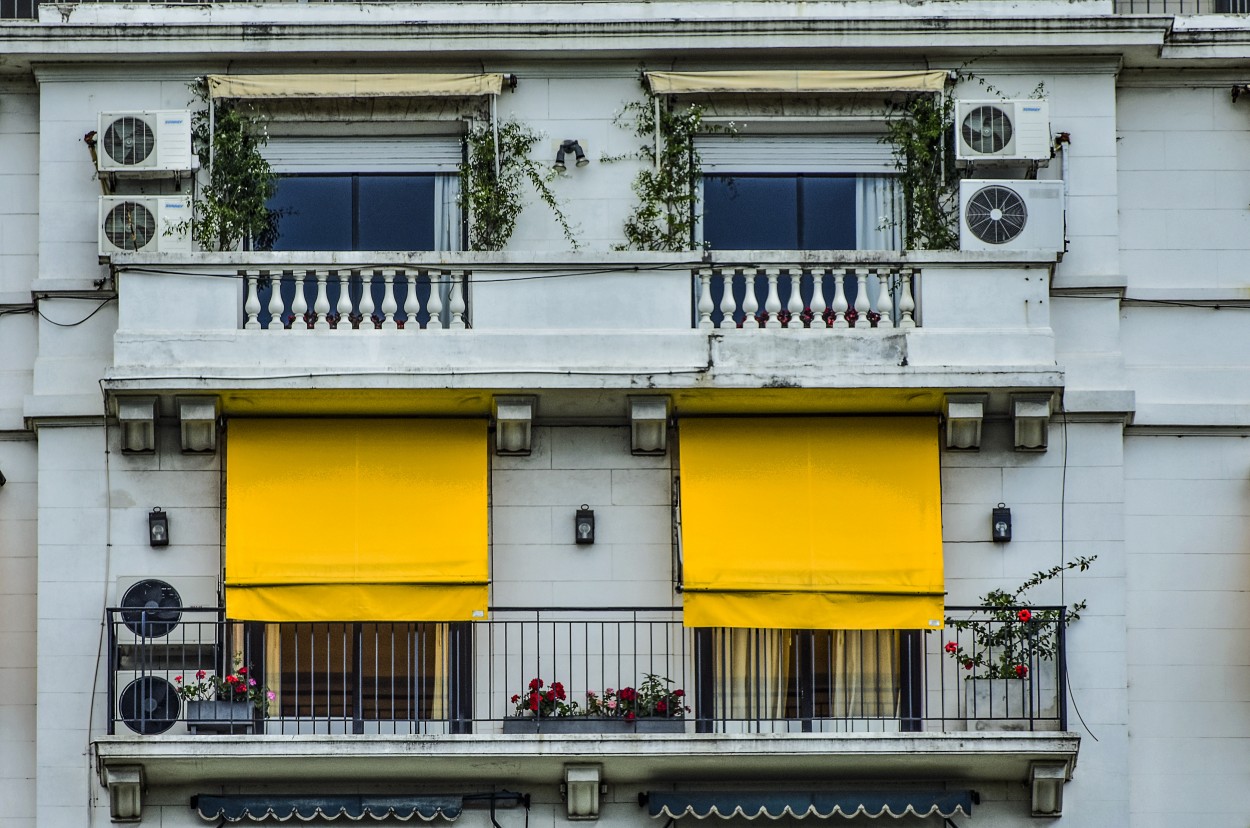 "Dos toldos amarillos" de Adriana Claudia Gallardo