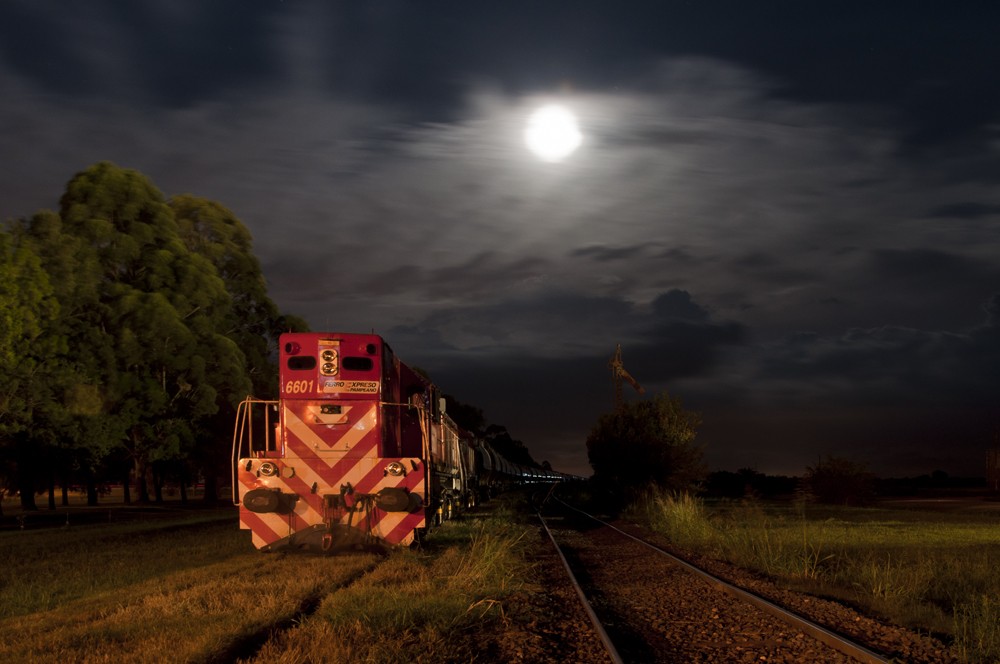 "El tren y la luna" de Osvaldo Sergio Gagliardi