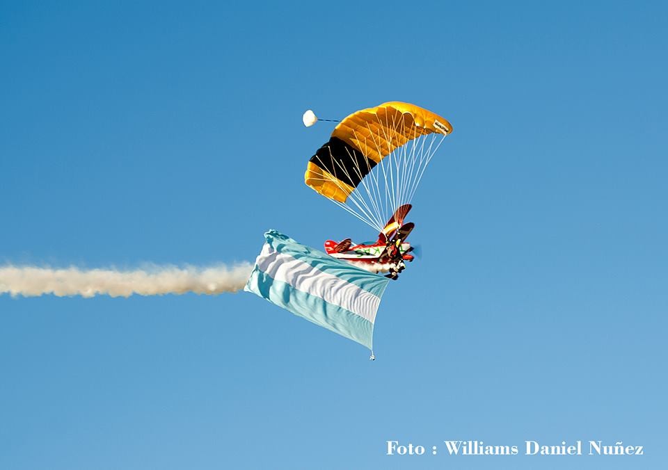 "Pitts practicando paracaidismo" de Williams Daniel Nuez