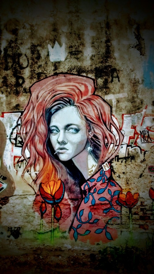 "Ella en la fachada.." de Leonardo Gmez