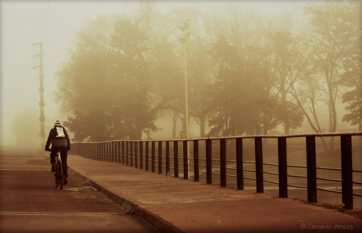 "Pedaleando por el puente." de Gerardo Artero