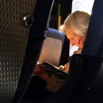 Hombre leyendo en el bus