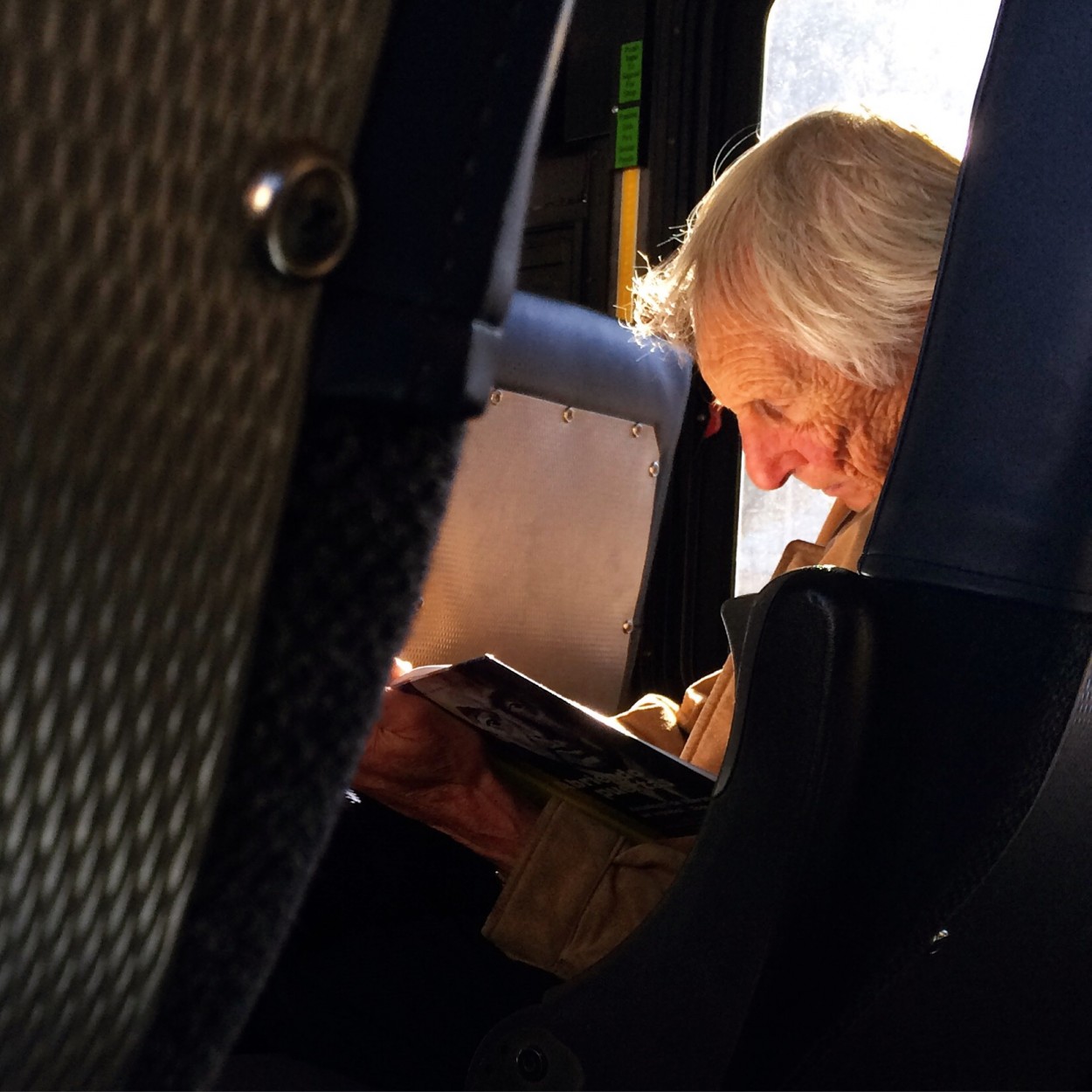 "Hombre leyendo en el bus" de Lucas Ruben