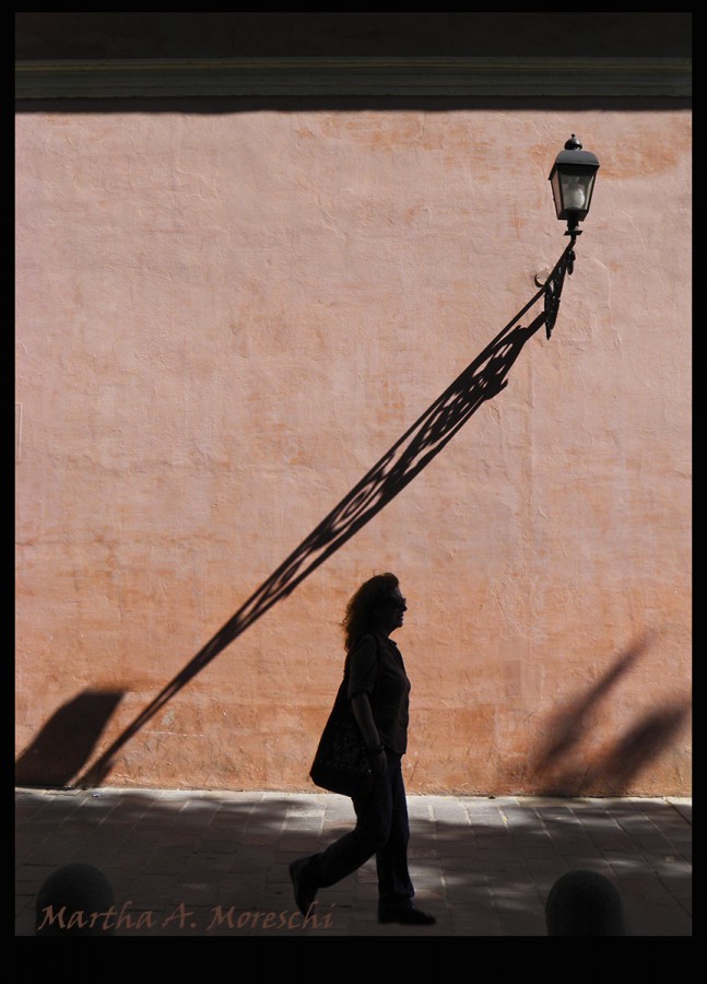 "Mujer de sombras" de Martha A. Moreschi