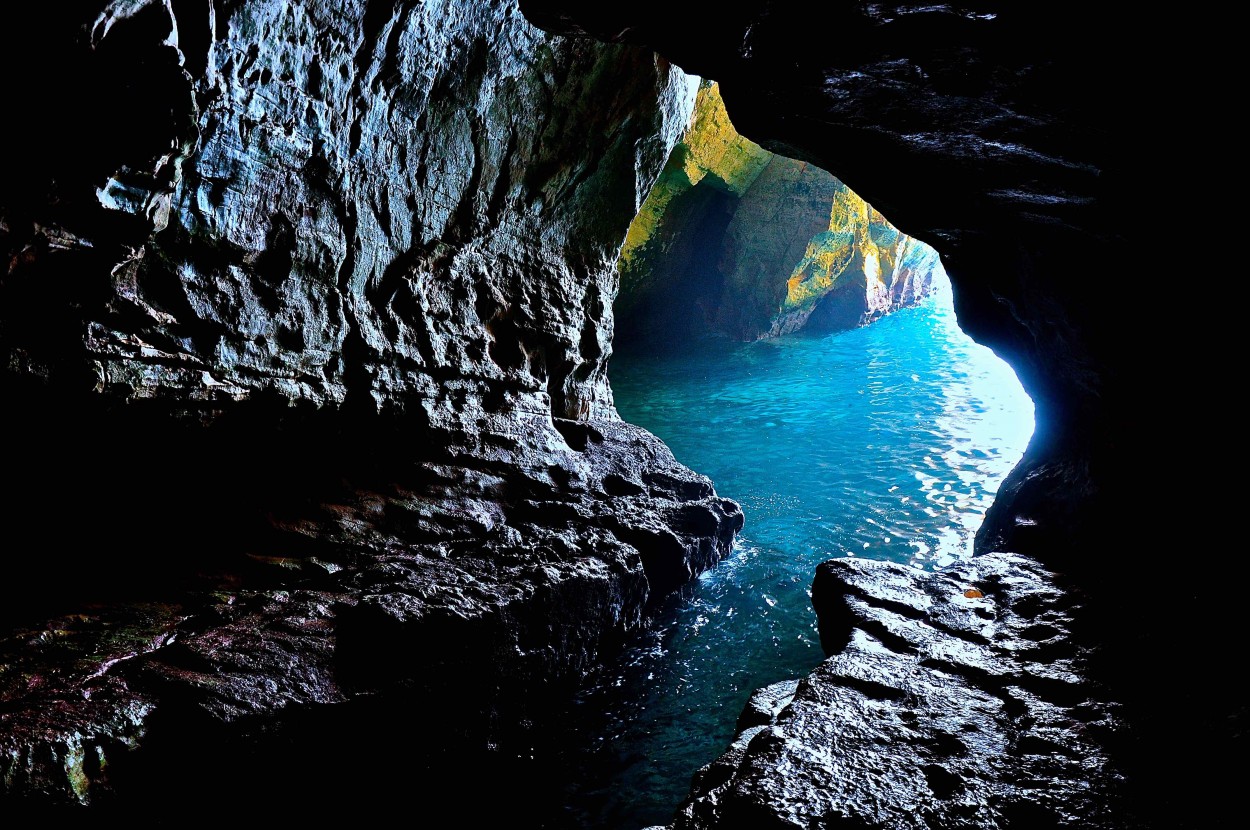 "Cuevas del Mediterraneo" de Jash Gold
