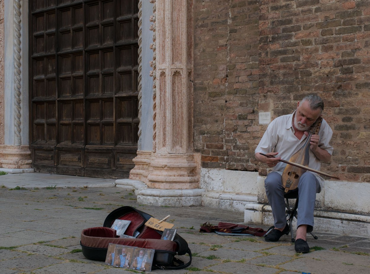 "Artista callejero en Venecia" de Mara Elices