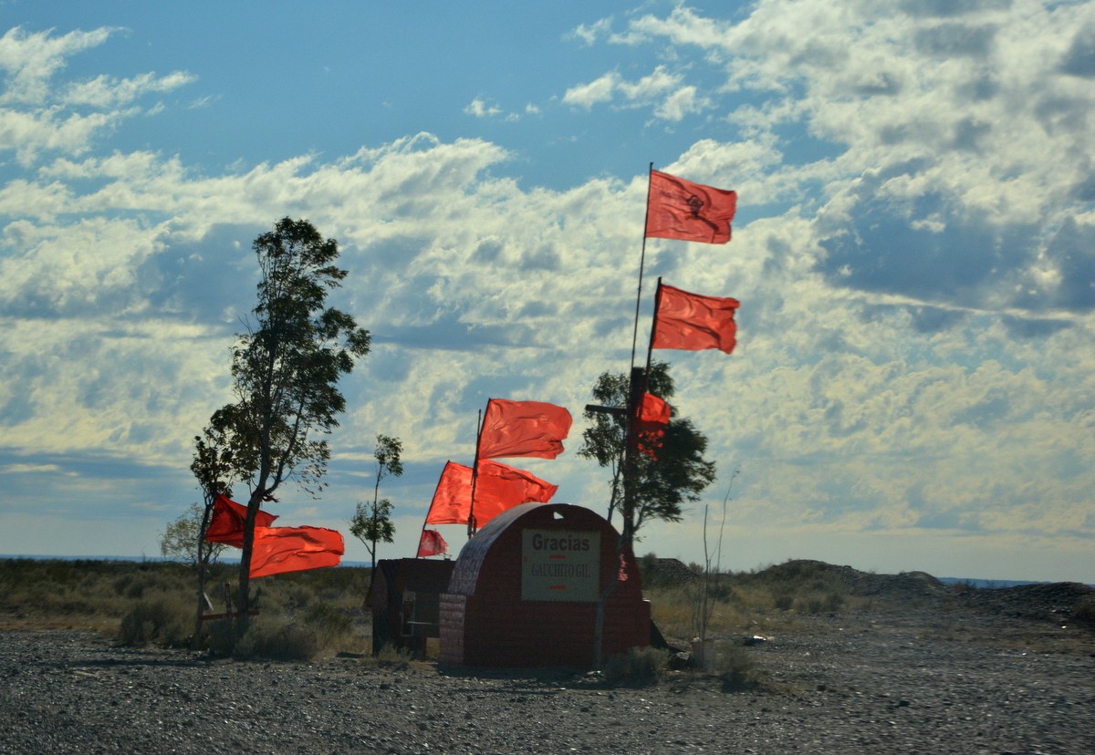 "Banderas rojas" de Raquel Perazo