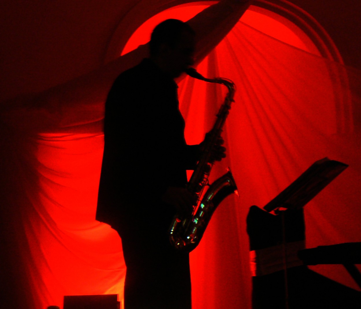 "Saxofonista en rojo..." de Gustavo Hernan Herrera