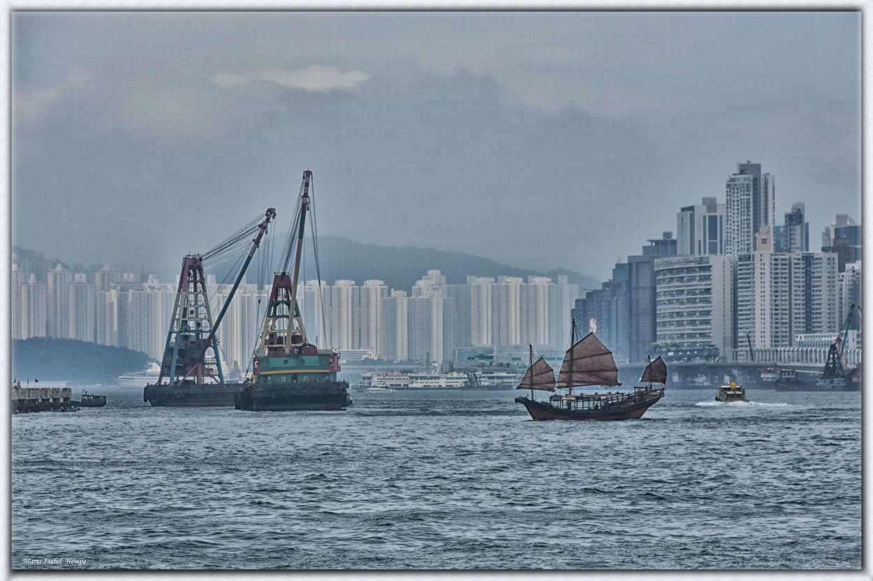 "Tormentoso Hong Kong..." de Maria Isabel Hempe